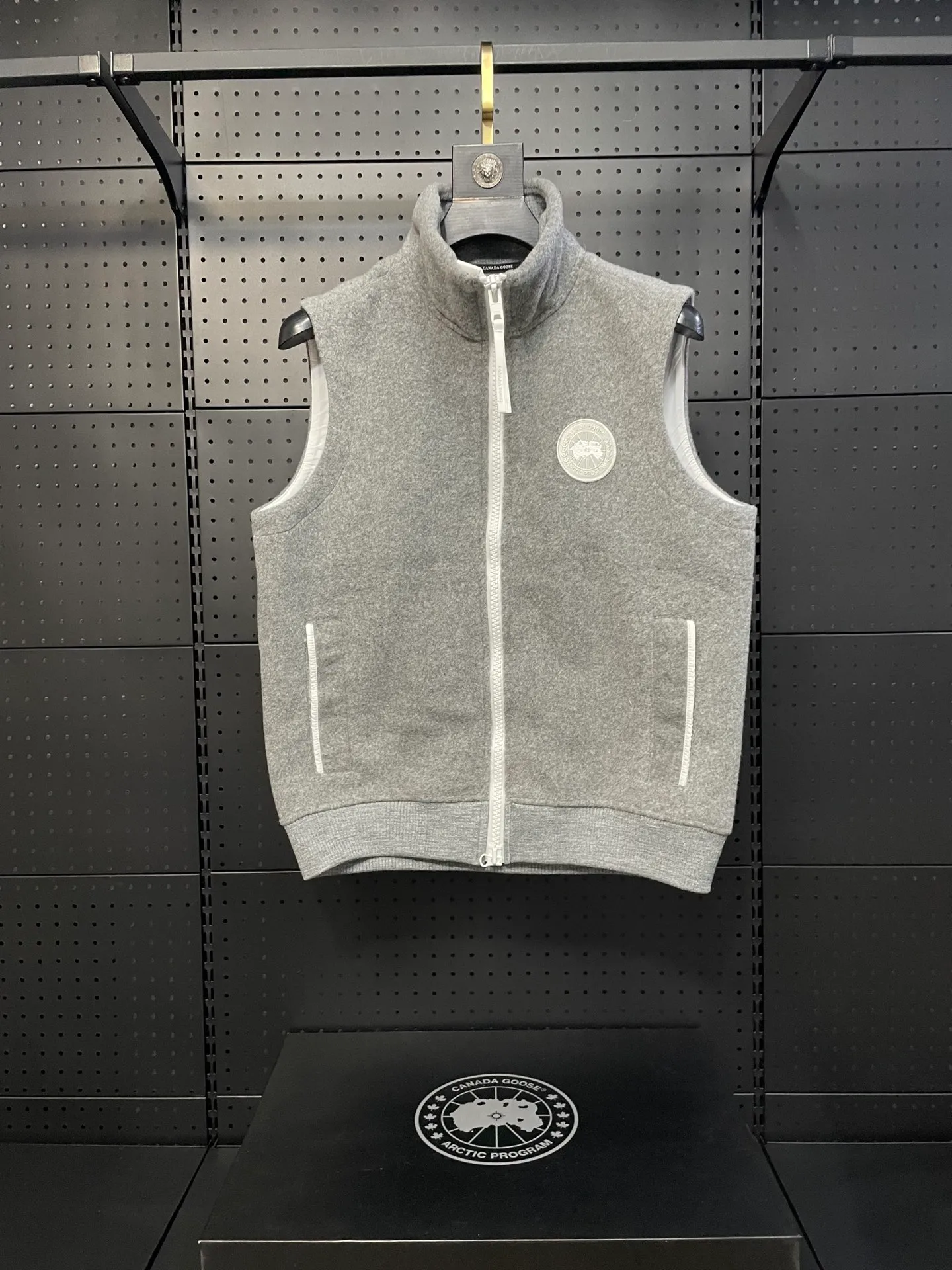 P600 Gray CANADA GOOSE/Canada Goose Autumn and Winter Couple's Fleece Vest Jacket 🔘Color: Black Gray Khaki Highest version Original fabric High version High quality) ⚠All details Fabric accessories craftsmanship (all 1:1 passed inspection) (The owner is a "detail monster" so the goods he makes also pay attention to details) 1⃣ Distinguish the wrong version of the market goods: all go single line ❌ Our genuine 1:1 special machine presses the line (high requirements for machine workers) 2⃣ Differentiates the market from drawings and making goods. Fabric color difference is too big. You get what you pay for, not fast food. 3⃣ Differentiates the market from low-end versions to receive labels, hang tags, and wash labels. All our accessories are custom-made (approved level) 4⃣ Differentiates the market from the detail-free workmanship❌ Our workmanship: neckline, shoulder line, armholes, cuffs, hem (In order to increase the cost, we must also restore the original product: yoke taping, double needle threading🔍) Size: S-XXL